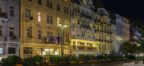 Das 4-Sterne Astoria Hotel & Medical SPA in Karlsbad bei Nacht